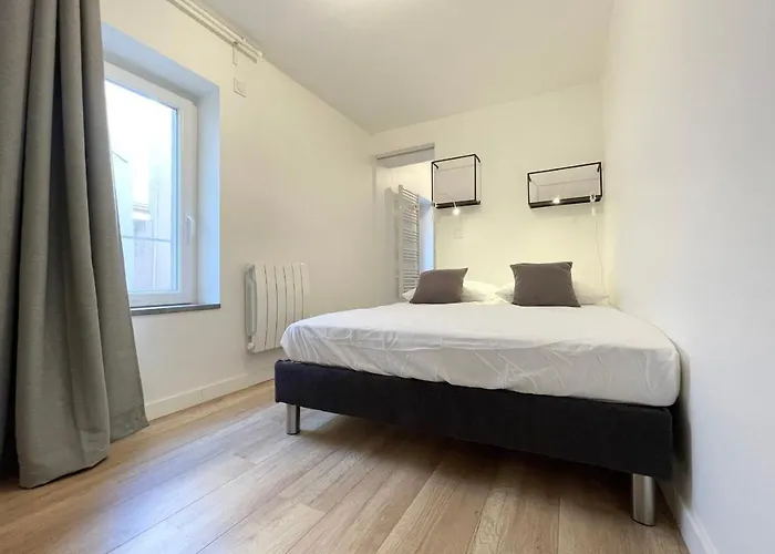 #cf In White&gray Center Daire Grenoble