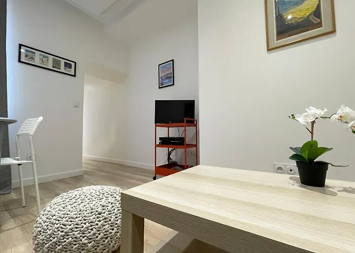 #cf In White&gray Center Daire Grenoble